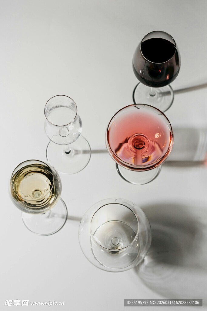 多彩酒杯展示架上的酒杯