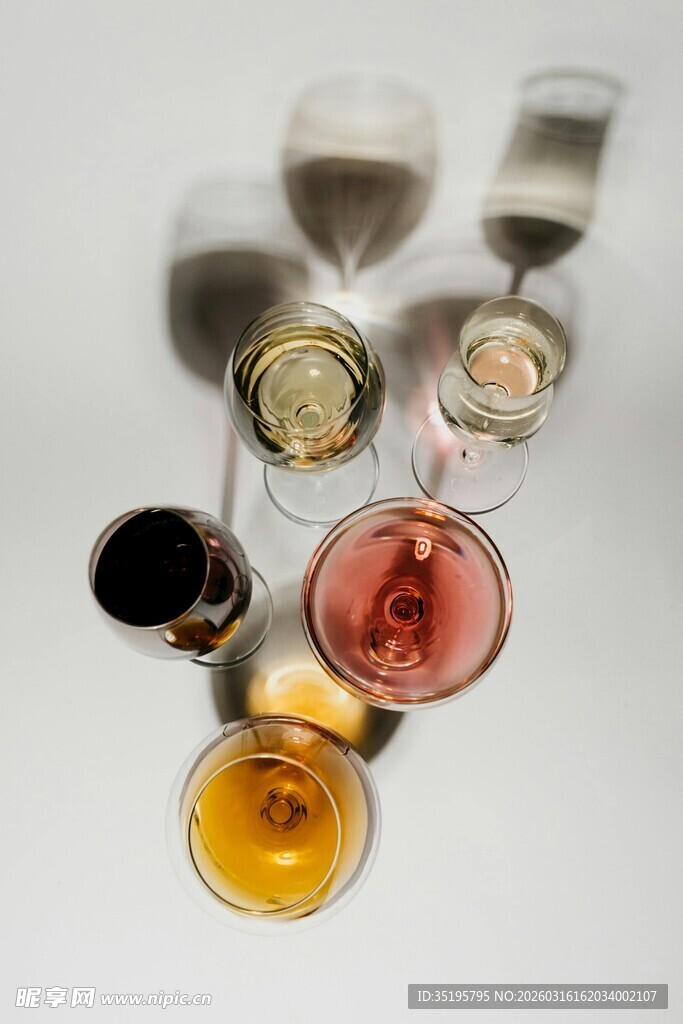 多彩酒杯展示多样饮品