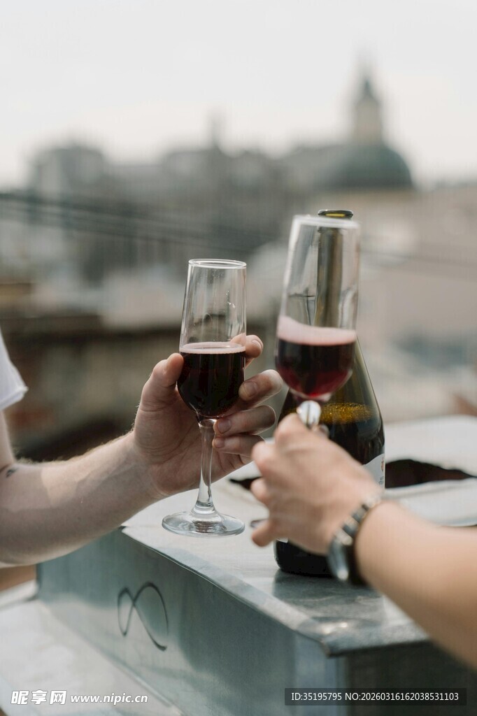 露台对饮红酒的惬意时刻