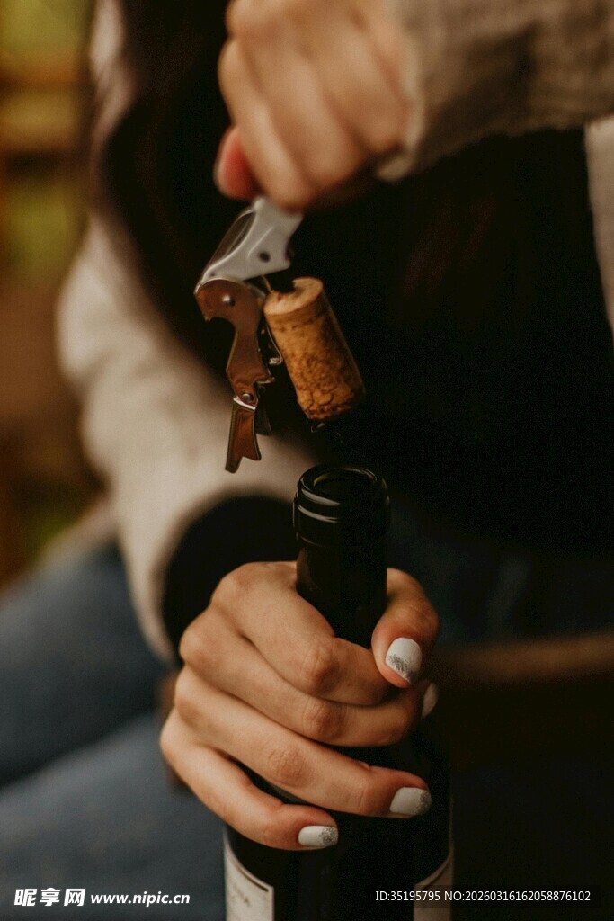 手拧开红酒瓶塞瞬间