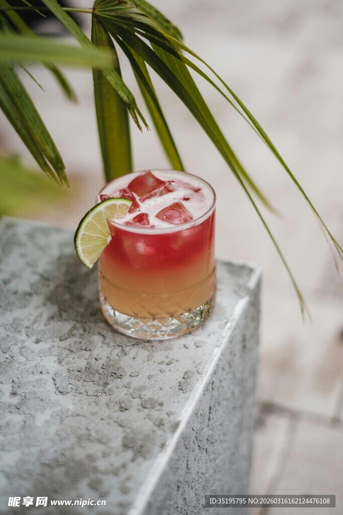 石台上的美味分层鸡尾酒