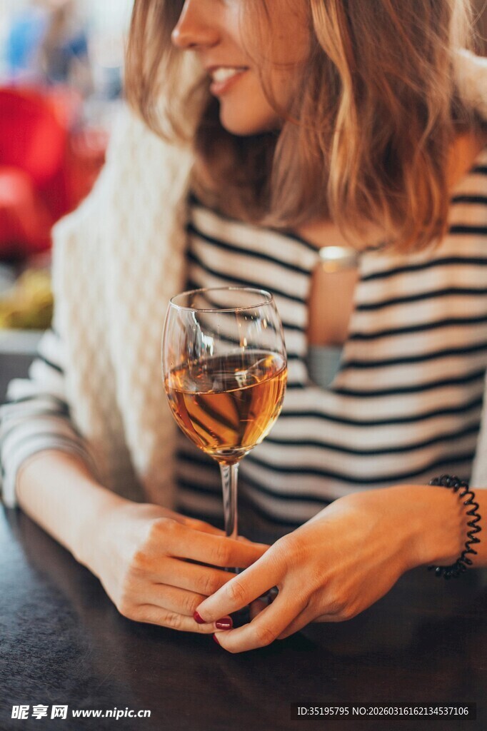 女子惬意手持酒杯