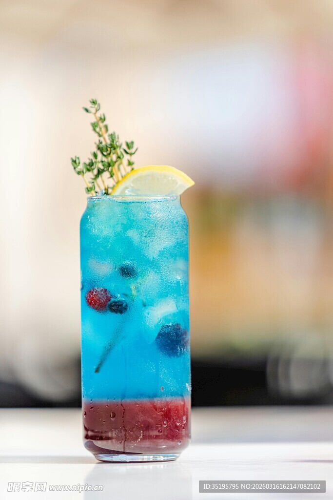 蓝色分层鸡尾酒饮品