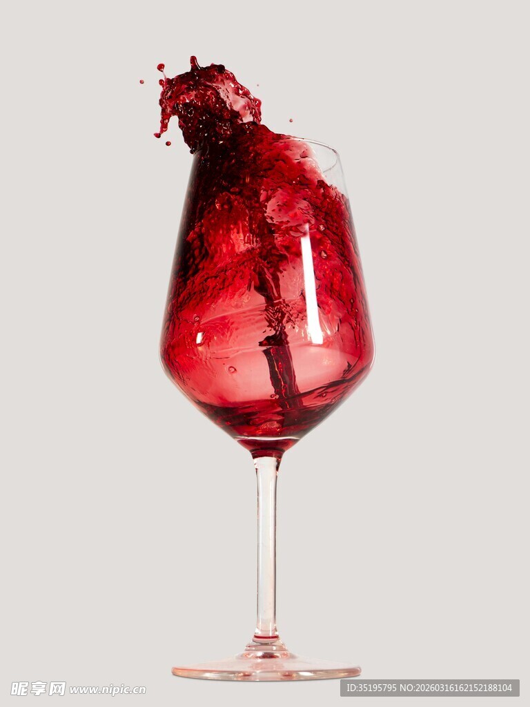 红酒溅出高脚杯瞬间