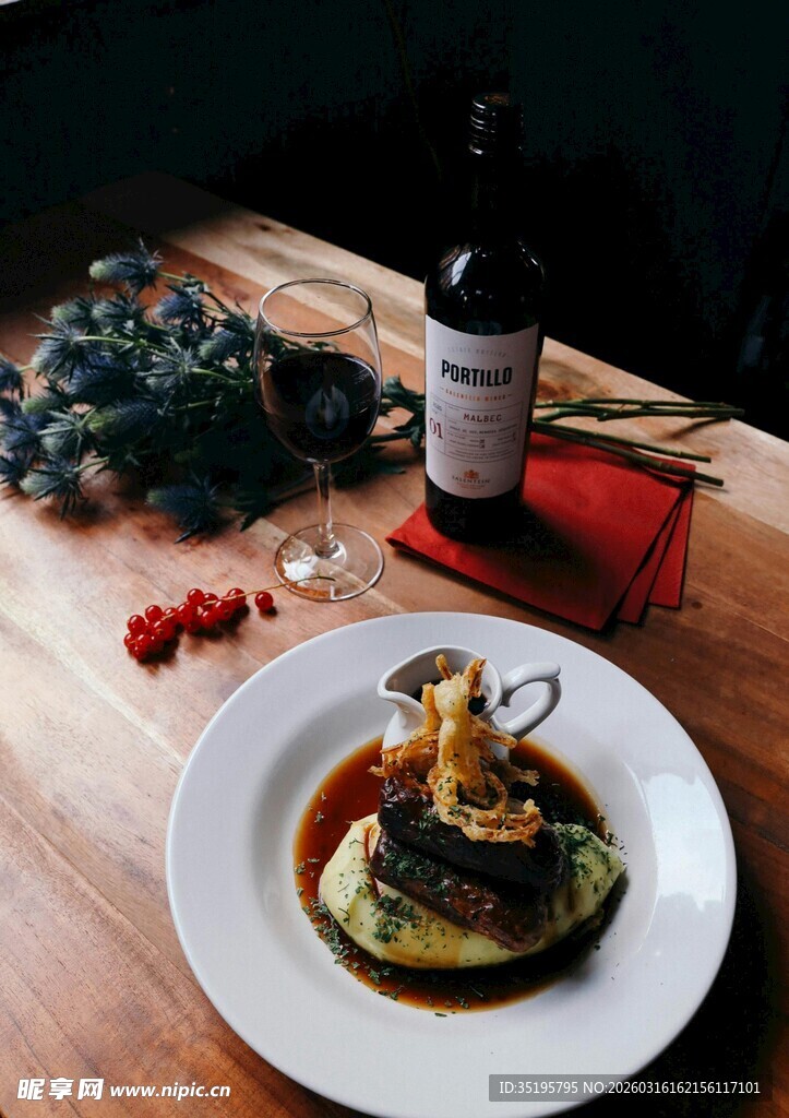 精致美食与美酒的惬意搭配