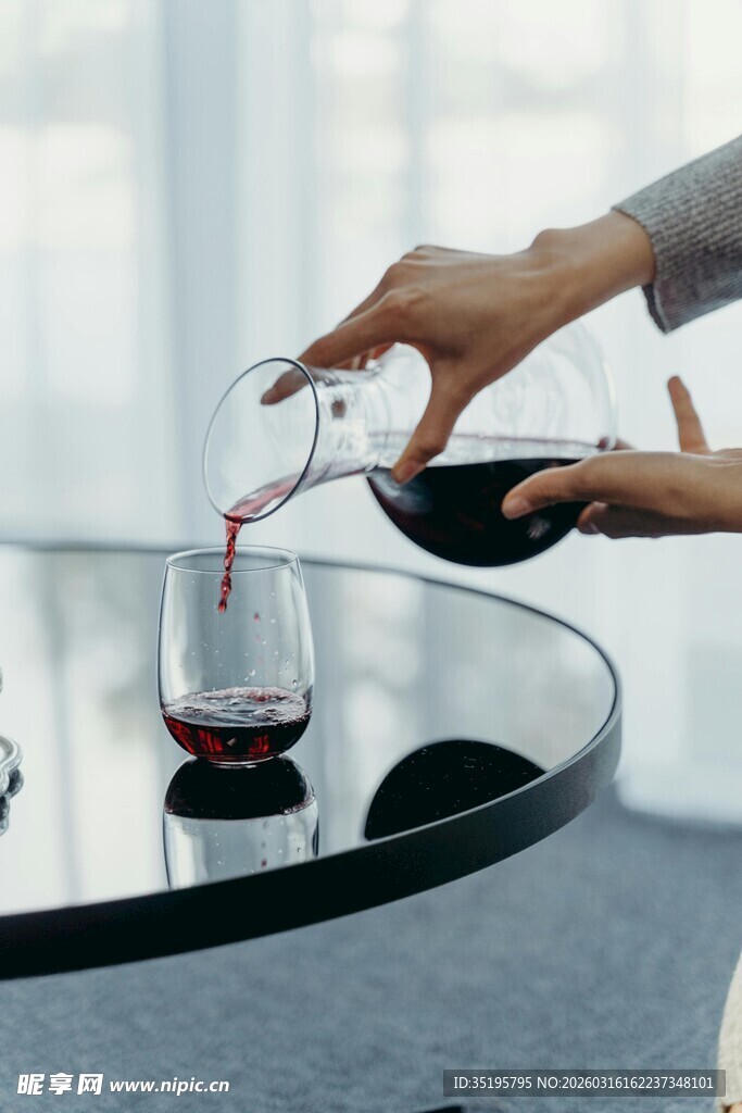 倒红酒瞬间