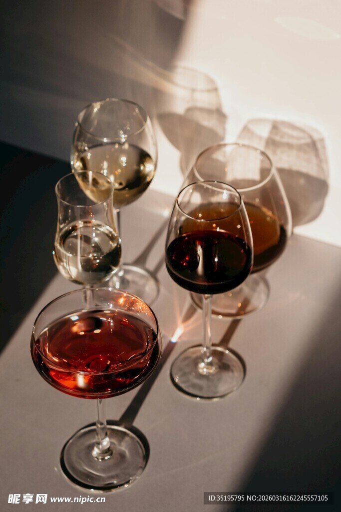 多样美酒精致酒杯陈列