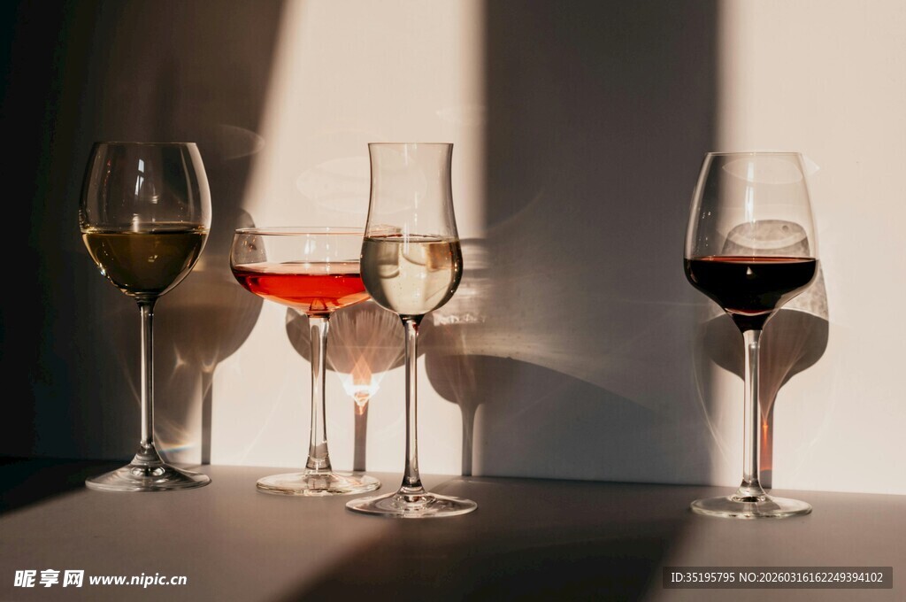 多彩葡萄酒杯展示