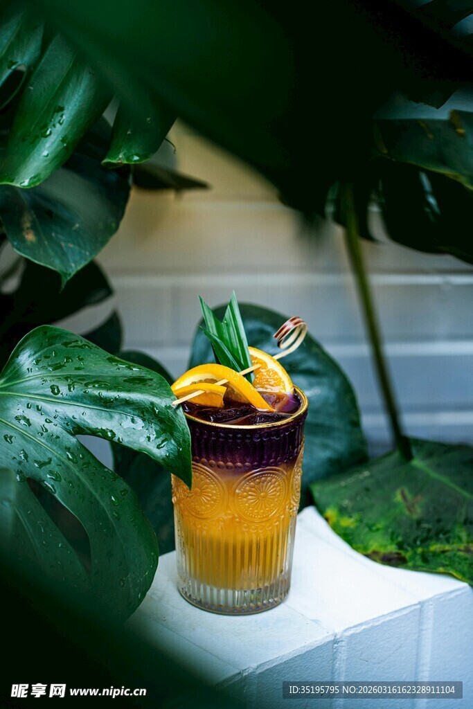 热带风情水果鸡尾酒