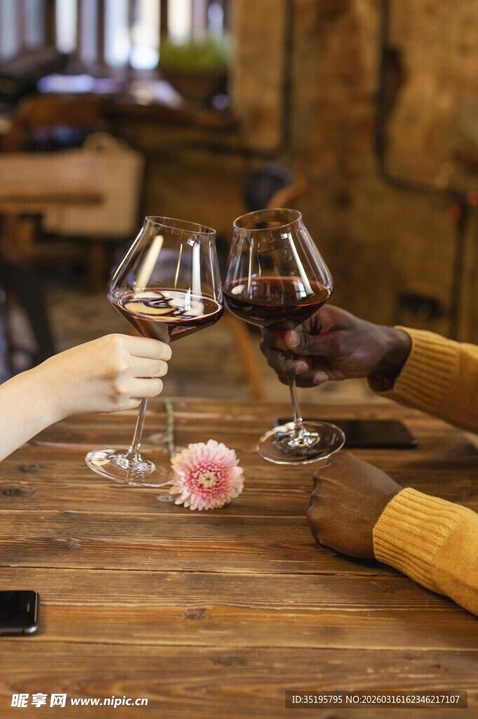 两人桌边品酒温馨场景