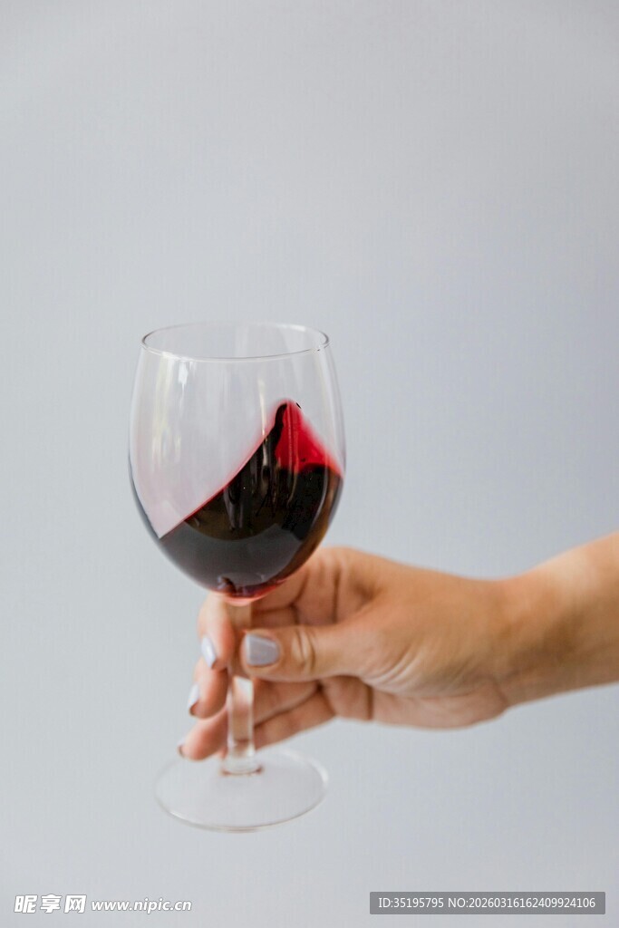 手持红酒杯的优雅瞬间
