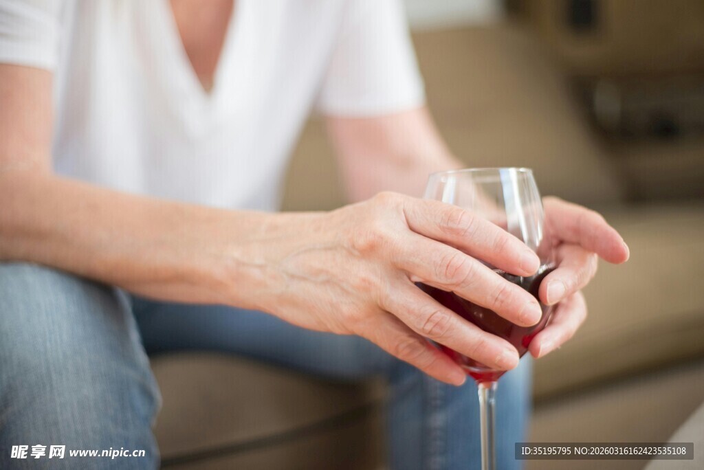 手持红酒杯的闲适姿态