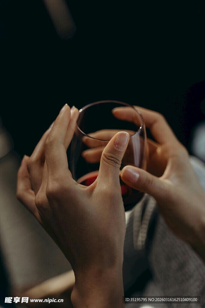 双手把玩黑色物件