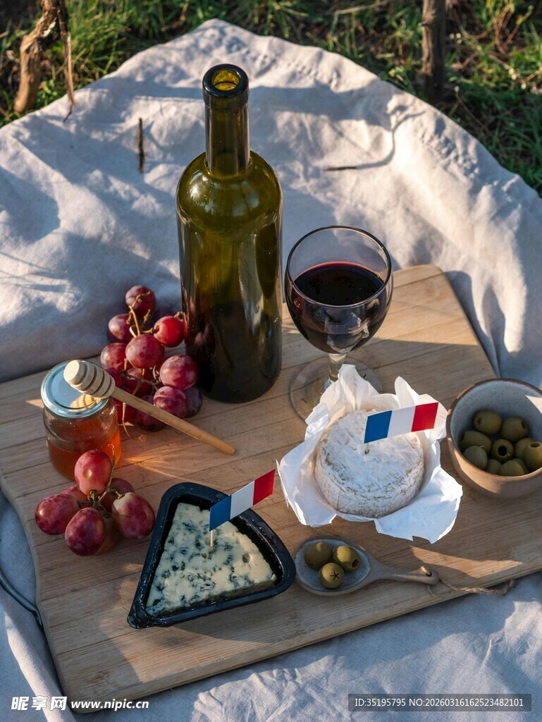 户外野餐的美酒与美食
