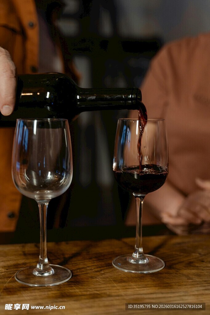 倒红酒入杯的惬意瞬间