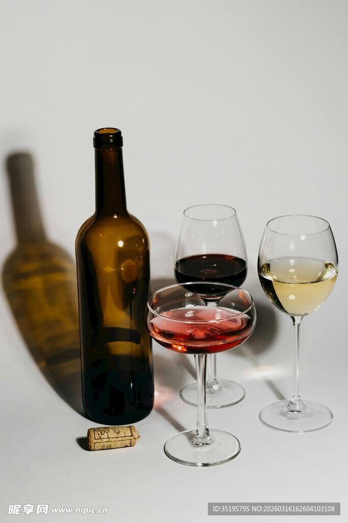 多样美酒与酒杯的优雅组合