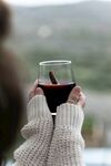 手捧热红酒享受惬意时光