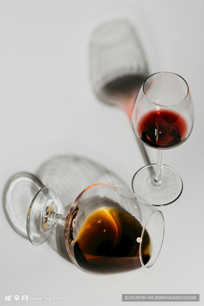 倾斜酒杯中的红棕液体