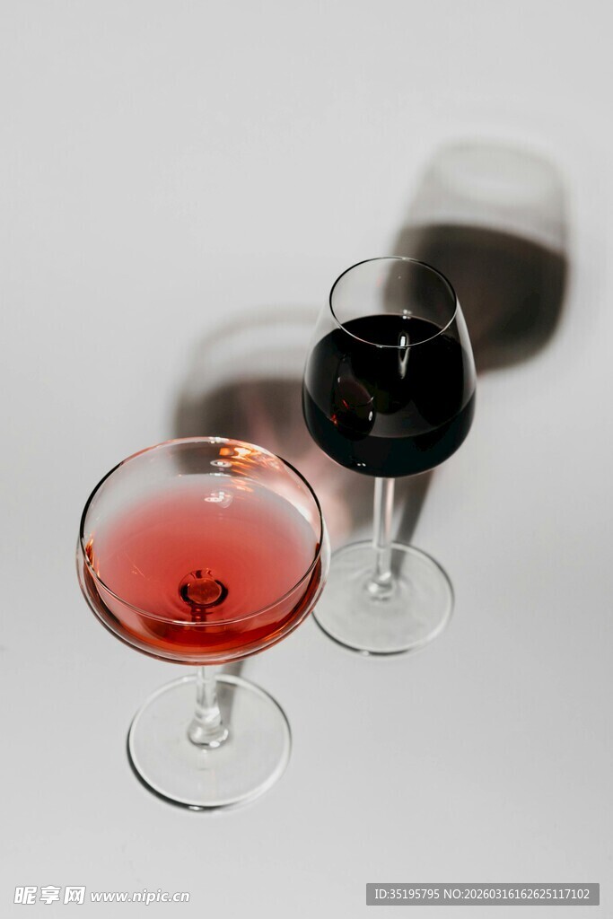两杯色彩各异的葡萄酒