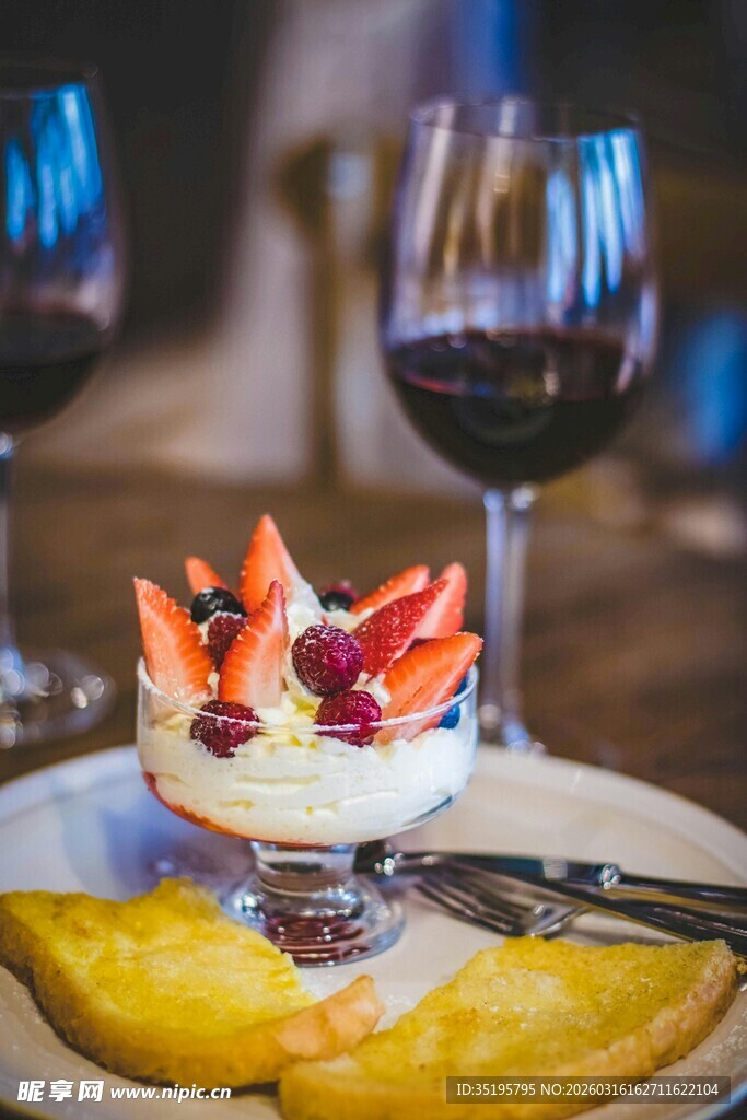 精致甜点配红酒美食组合