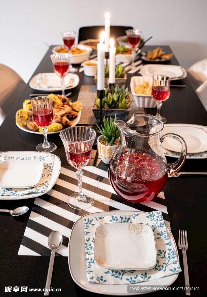 精致餐桌布置尽显优雅氛围