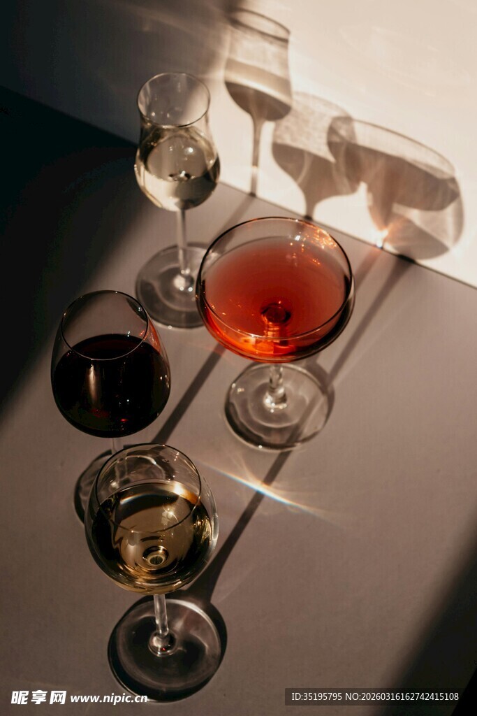 多彩酒杯中的各式美酒