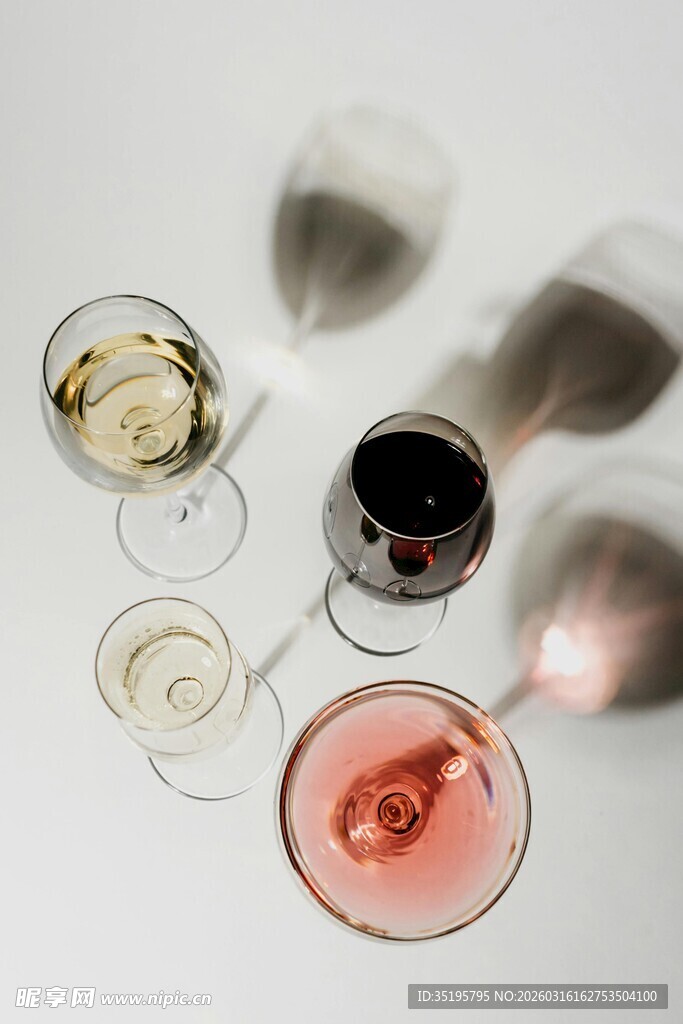 多彩葡萄酒杯展示