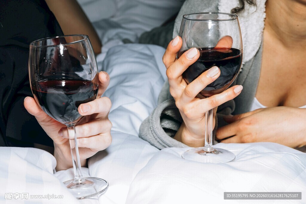 床上举杯共饮红酒时刻