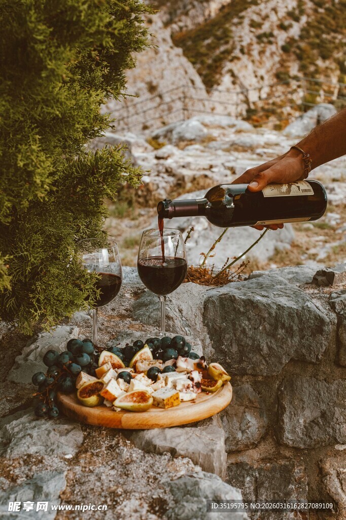 户外溪边惬意野餐场景