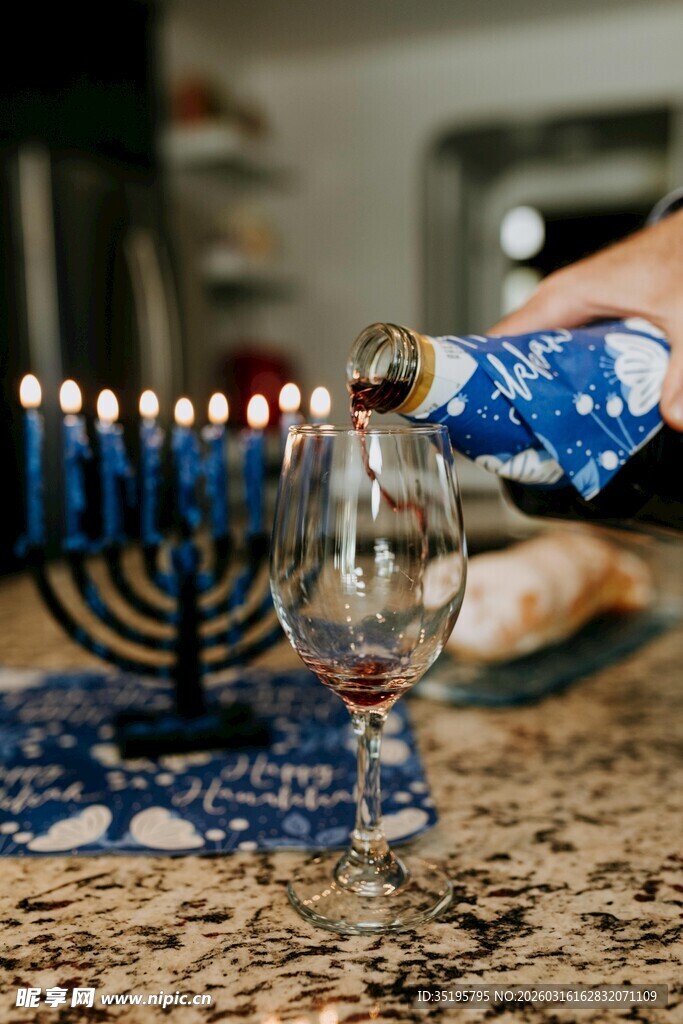 犹太节日烛台与斟酒场景