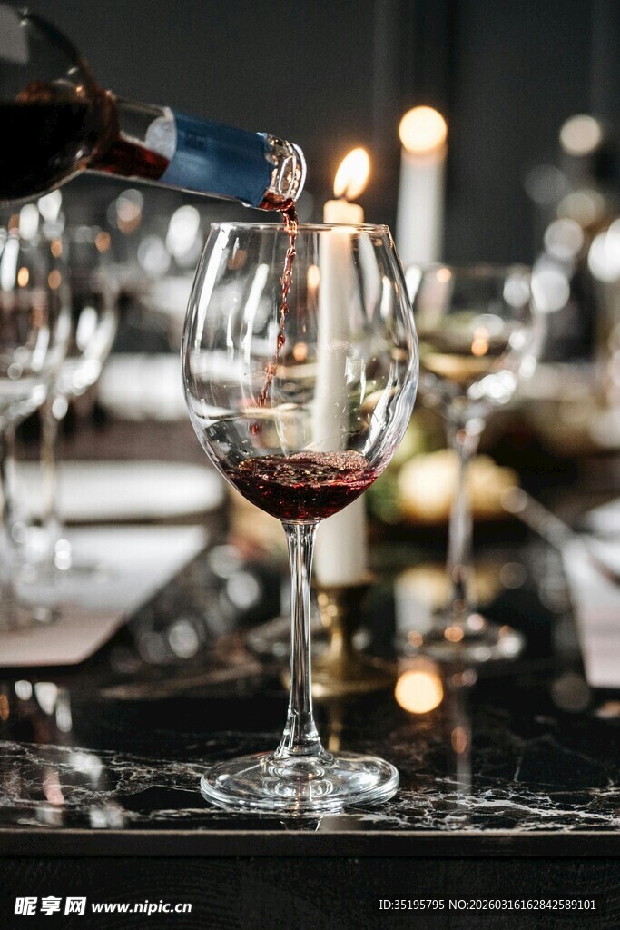 烛光下的精美红酒杯
