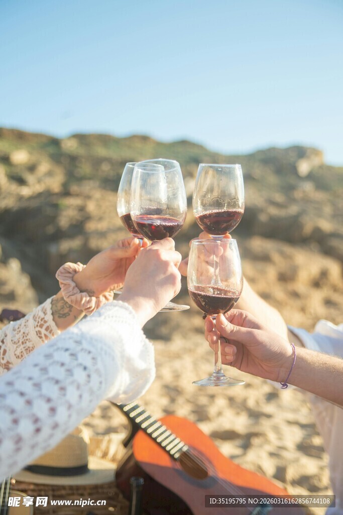 户外举杯共饮醇香红酒