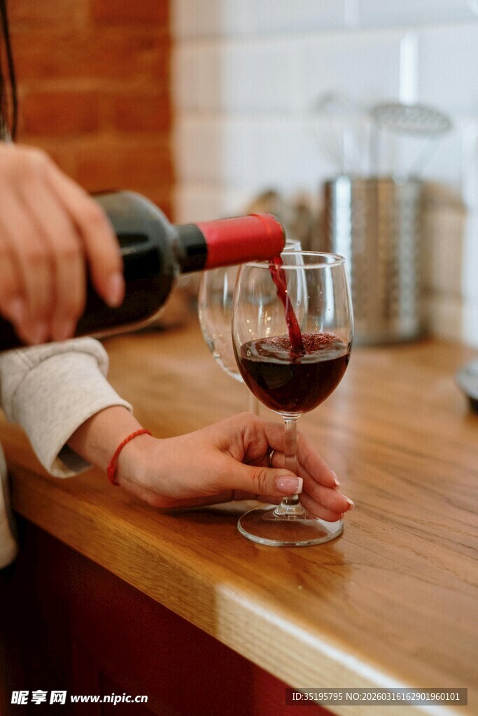 倒红酒瞬间