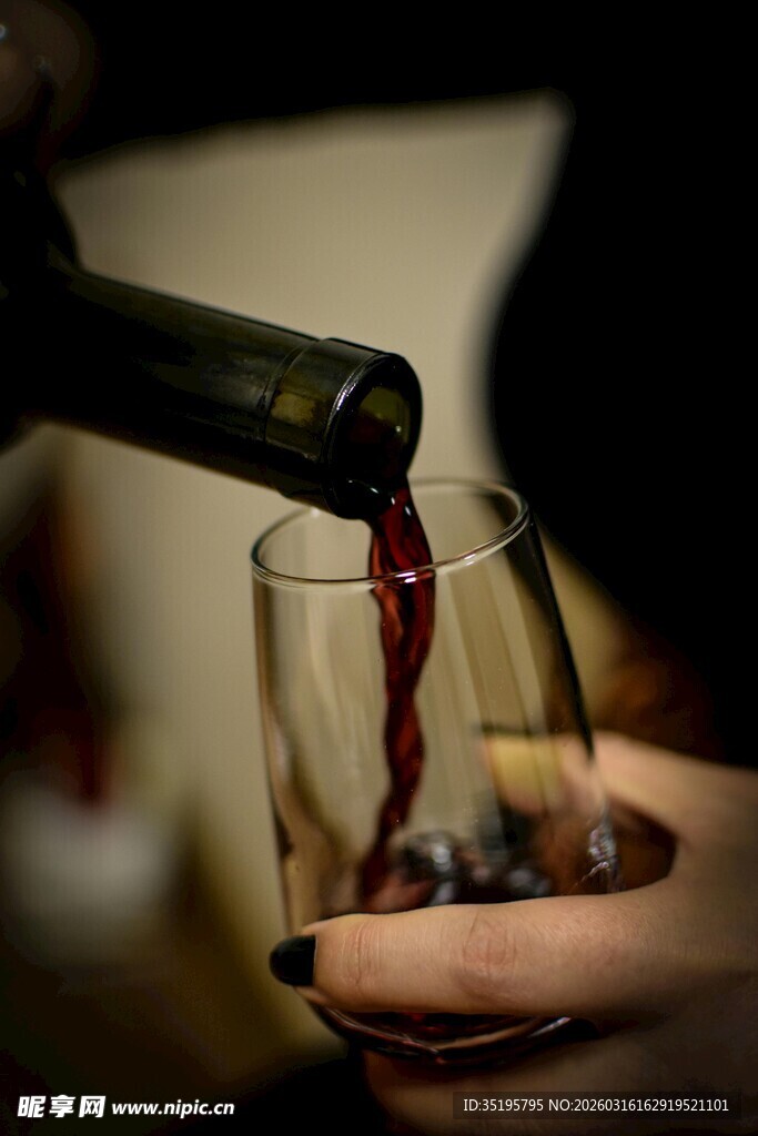 倒入红酒的优雅瞬间