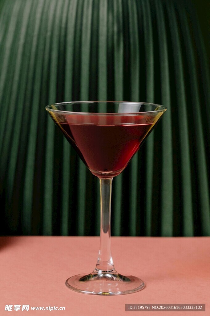 红色马天尼鸡尾酒