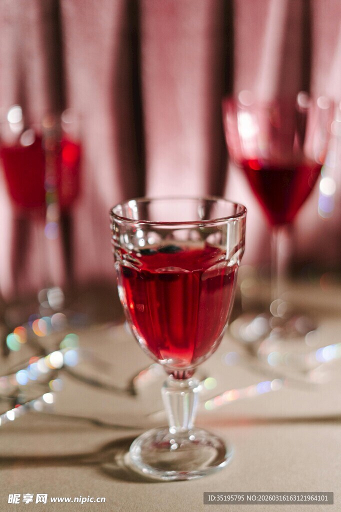 精致红葡萄酒杯特写