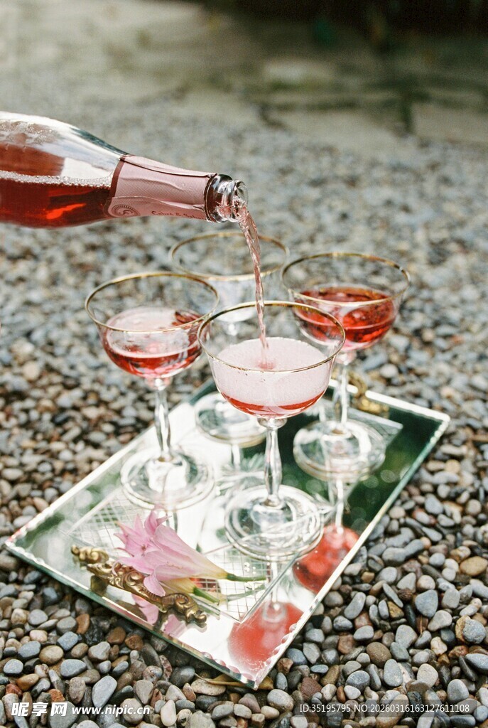 浪漫香槟酒倒入精致酒杯