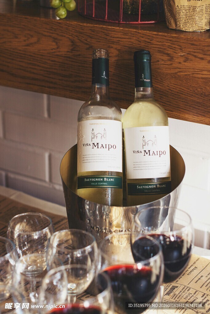 优雅酒具搭配美酒