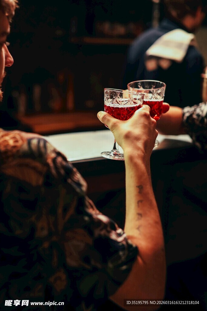 两人举杯共饮温馨时刻
