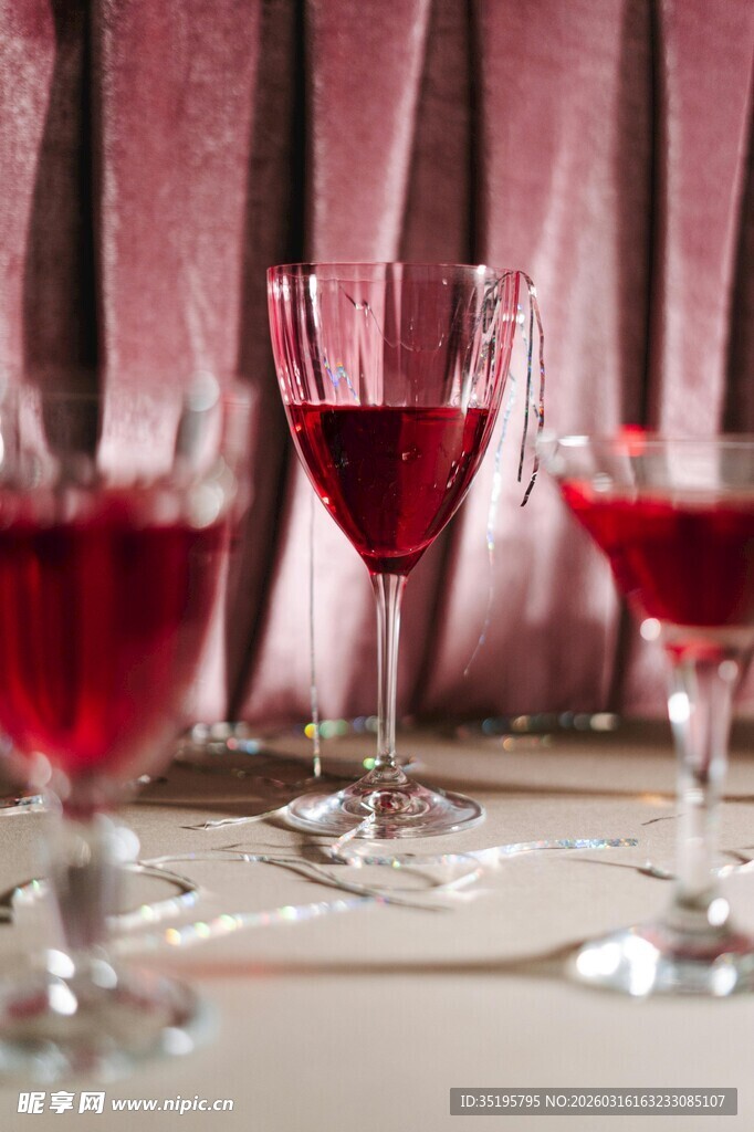 精致红酒杯中的深红色佳酿
