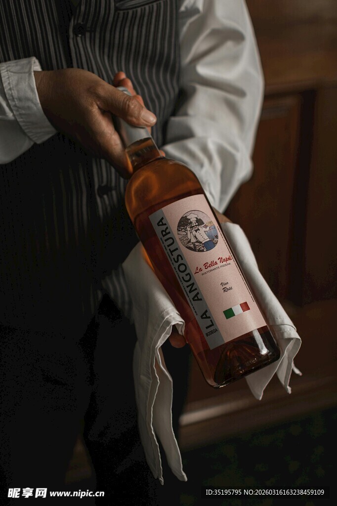 侍者手持精美瓶装酒