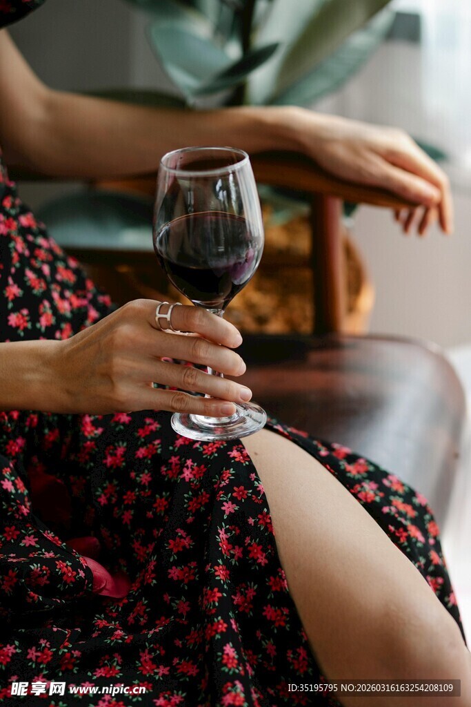 女子优雅持杯享红酒时光