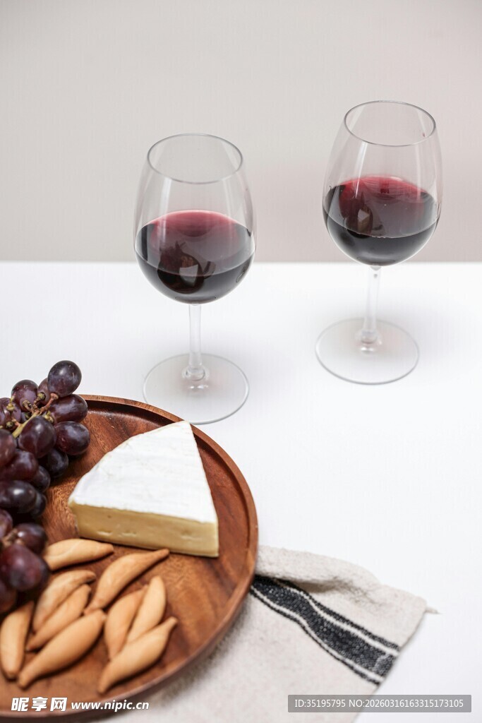 美酒奶酪与葡萄的惬意时光