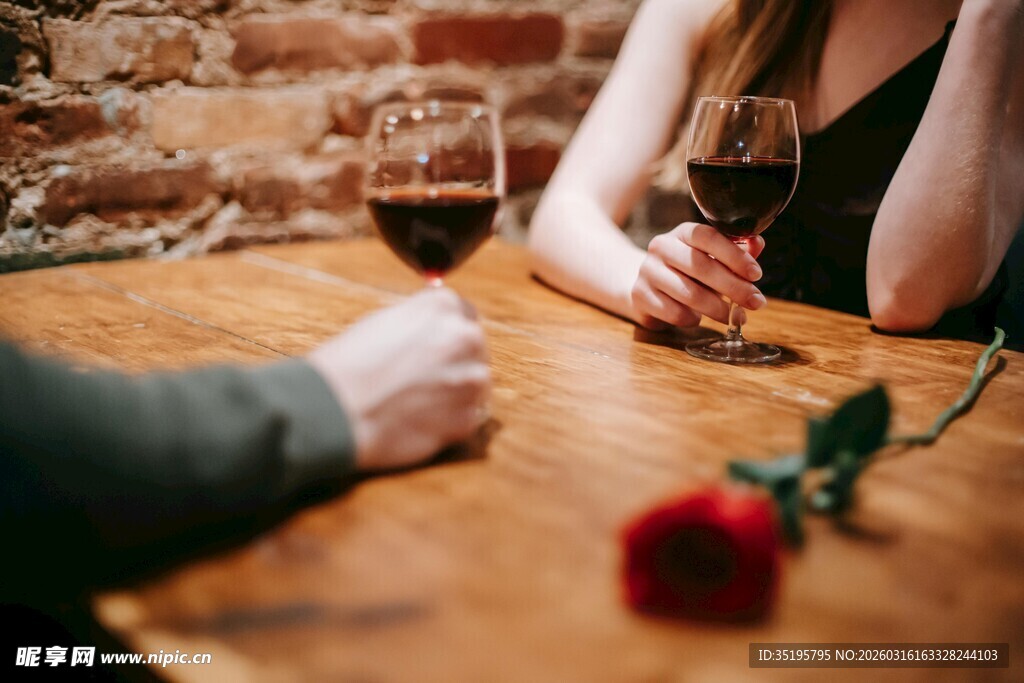 浪漫约会中的红酒与玫瑰