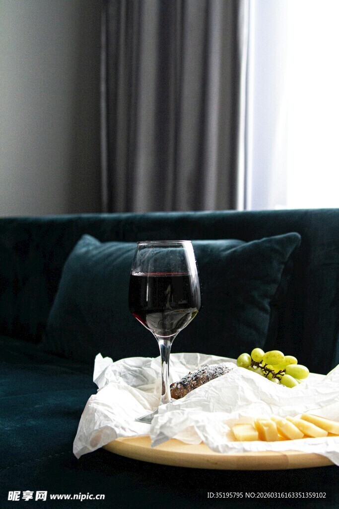 沙发上的美酒与精致小食