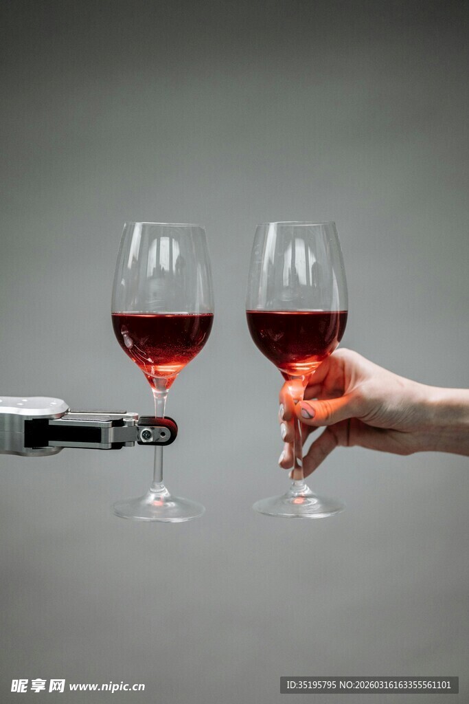 举杯共饮红酒时刻