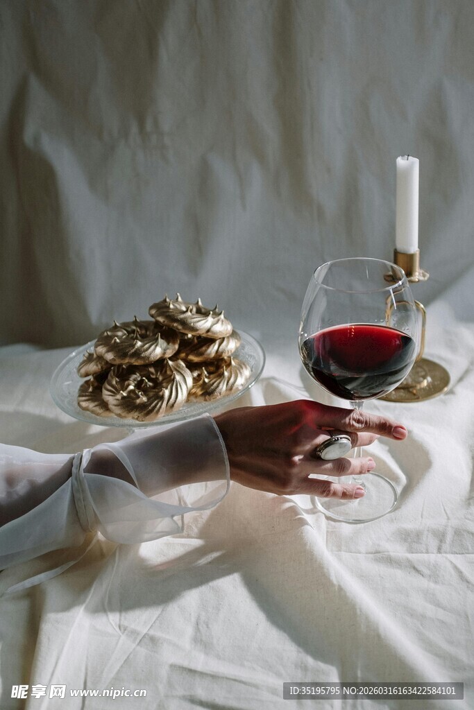 复古风静物书籍美酒与烛台