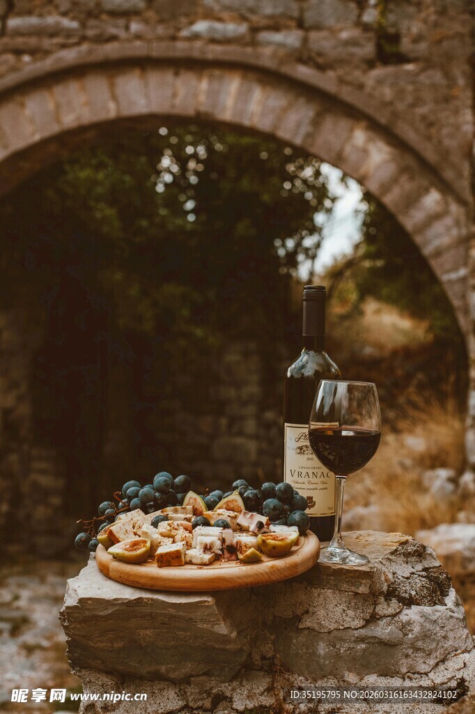 石拱下的惬意户外美食时光