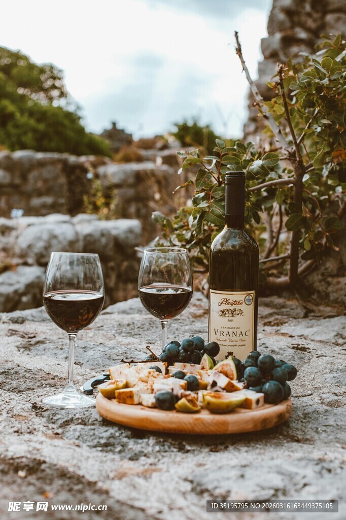 户外石桌上的美酒与美食