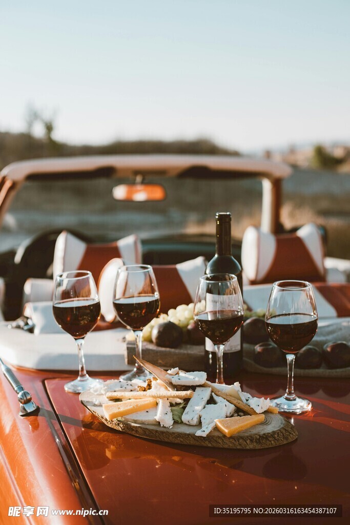 车顶上的精致野餐时光